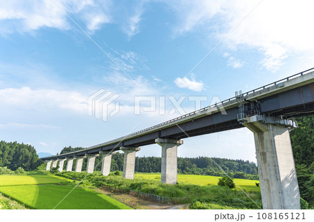 高速道路の高架橋 108165121