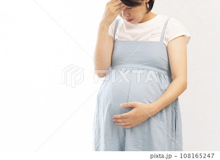 立って頭を抱える臨月に妊婦女性 108165247