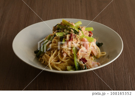 ツナとベーコンと小松菜のオイルパスタ ツナとベーコンと小松菜のオイルパスタ 108165352