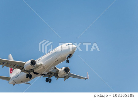 【城南島海浜公園上空から着陸態勢のJAL機】 【城南島海浜公園上空から着陸態勢のJAL機】 108165388