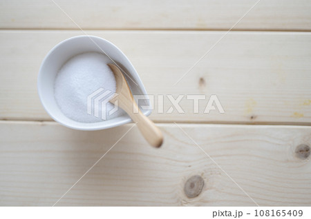 塩と木製スプーン 塩と木製スプーン 108165409