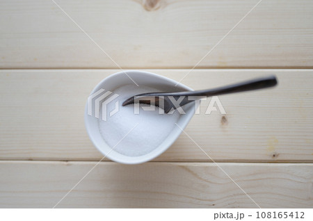 塩と木製スプーン 塩と木製スプーン 108165412