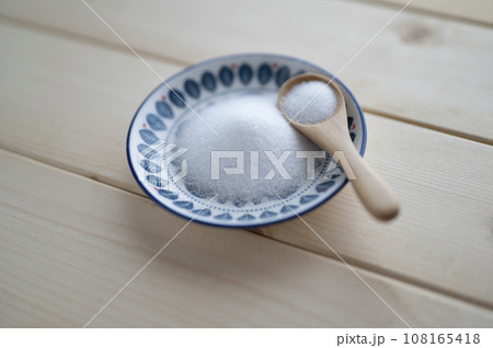 塩と木製スプーン 108165418