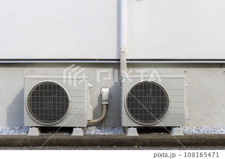住宅の屋外に設置された2台のエアコンの室外機 住宅の屋外に設置された2台のエアコンの室外機 108165471