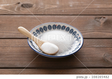 塩と木製スプーン 108165482