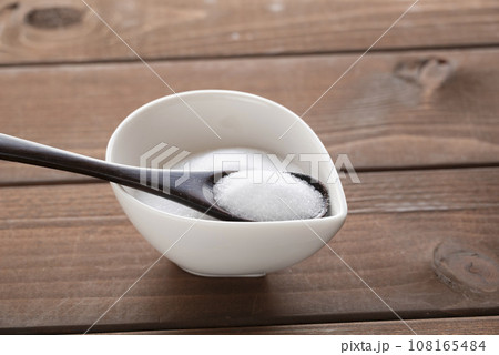 塩と木製スプーン 塩と木製スプーン 108165484
