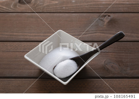 塩と木製スプーン 塩と木製スプーン 108165491