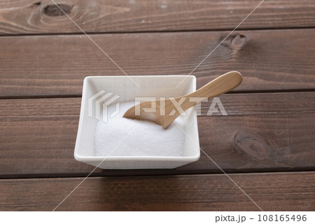 塩と木製スプーン 塩と木製スプーン 108165496