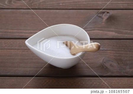 塩と木製スプーン 108165507