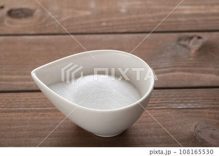木製のテーブルの上に置かれた塩 108165530