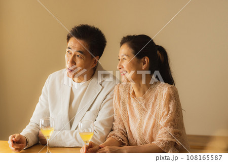 お酒を飲むシニア夫婦   お酒を飲むシニア夫婦   108165587