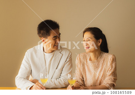 お酒を飲むシニア夫婦   お酒を飲むシニア夫婦   108165589
