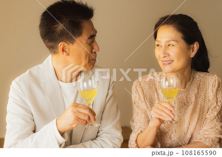 お酒を飲むシニア夫婦　　 108165590
