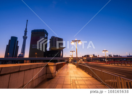 「東京都」夜明け前の吾妻橋の風景　都市風景 108165638