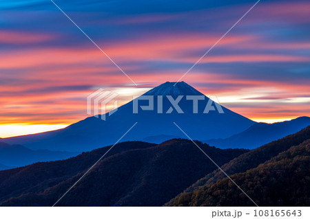 櫛形山から見る流れる朝焼け空と富士山 櫛形山から見る流れる朝焼け空と富士山 108165643