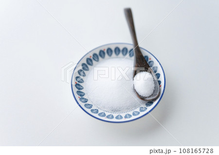 塩と木製スプーン 塩と木製スプーン 108165728