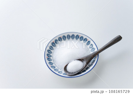 塩と木製スプーン 塩と木製スプーン 108165729