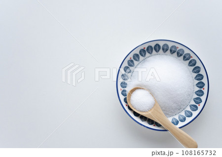 塩と木製スプーン 塩と木製スプーン 108165732