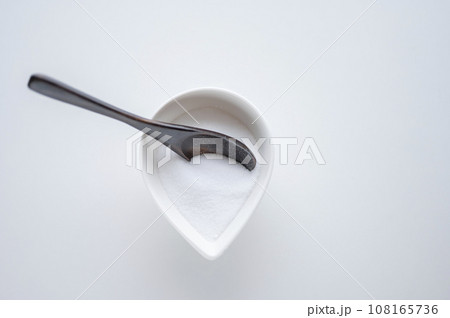 塩と木製スプーン 塩と木製スプーン 108165736