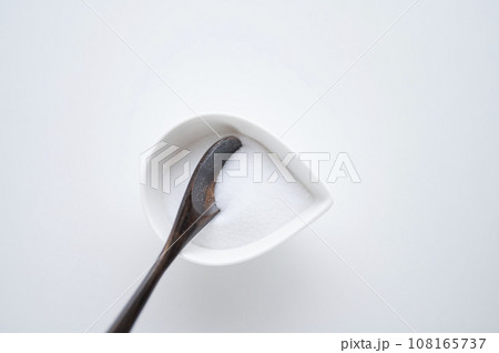 塩と木製スプーン 塩と木製スプーン 108165737