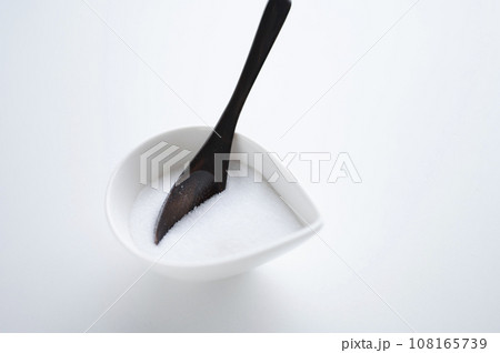 塩と木製スプーン 塩と木製スプーン 108165739