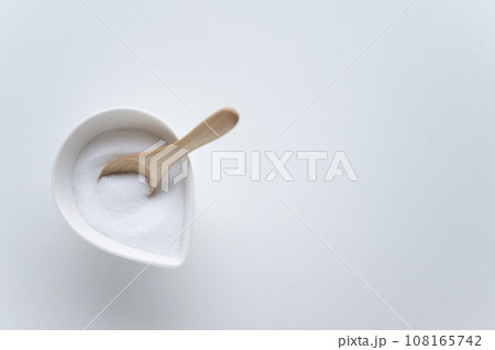 塩と木製スプーン 108165742
