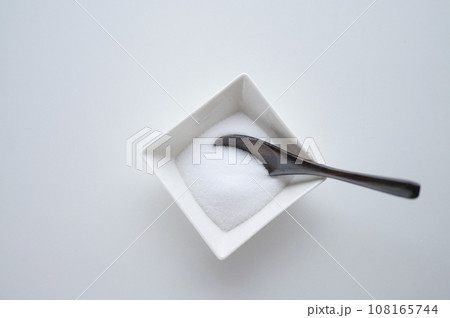 塩と木製スプーン 塩と木製スプーン 108165744