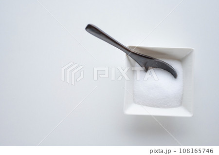 塩と木製スプーン 塩と木製スプーン 108165746