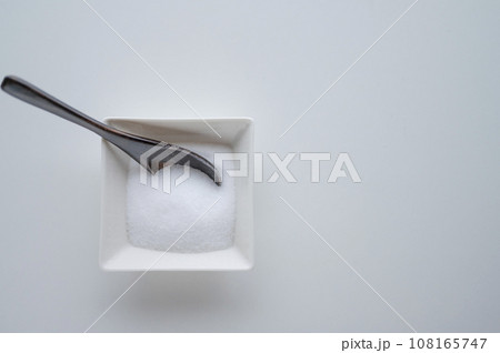 塩と木製スプーン 塩と木製スプーン 108165747