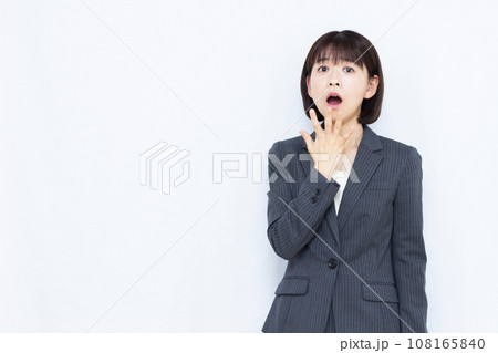 びっくり驚いているスーツを着た30代の働く女性 108165840