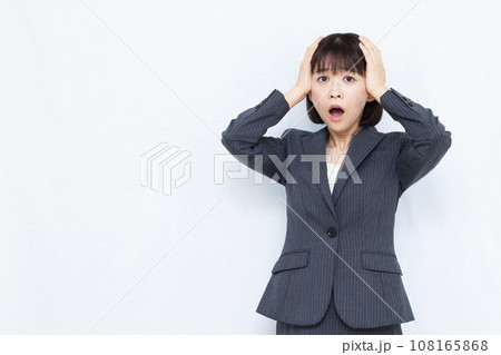 頭を抱えておどろく30代のビジネスウーマン 頭を抱えておどろく30代のビジネスウーマン 108165868