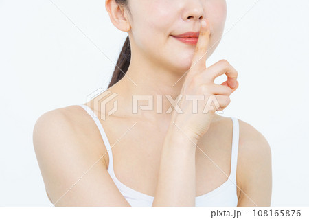 女性　ビューティー　お静かに 108165876