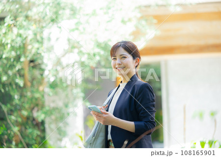 スマートフォンを持つ女性 108165901