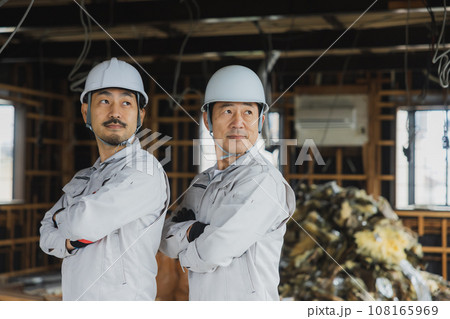 工事現場で働く作業員　 108165969