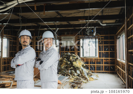 工事現場で働く作業員　 108165970