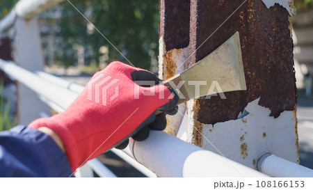 鉄部のサビを皮スキで剥がす 108166153
