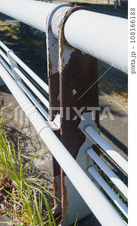劣化で塗装が剥がれて錆びる鉄部　イメージ 108166188