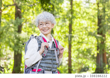 新緑の中をハイキングする元気なシニア 108166222