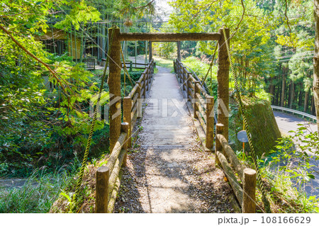 熊野古道　三軒茶屋跡横の橋（和歌山県田辺市本宮町） 108166629