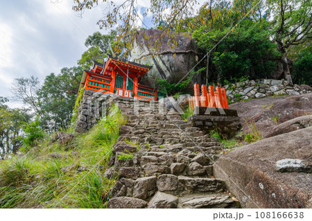 神倉神社のゴトビキ岩と社殿（和歌山県新宮市） 108166638