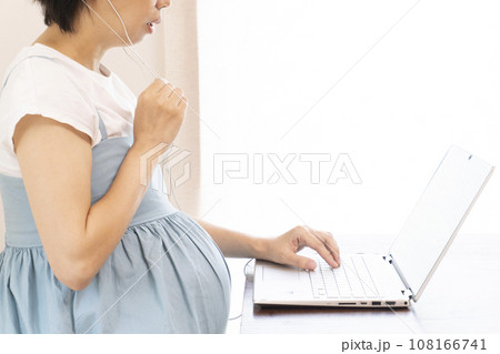 パソコン画面を見て通話をしている妊婦の女性 108166741