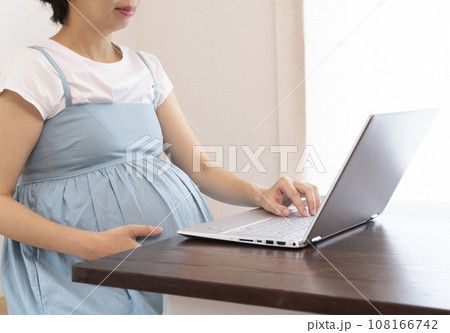 パソコン画面を見ている妊婦の女性 パソコン画面を見ている妊婦の女性 108166742