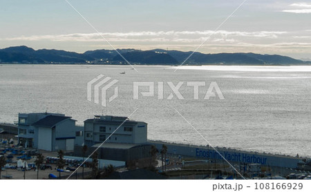 早朝の潮風を浴びながら散歩 108166929