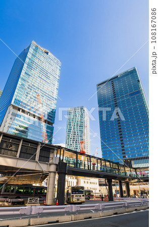 再開発が進む渋谷駅周辺の高層ビル　縦構図 108167086