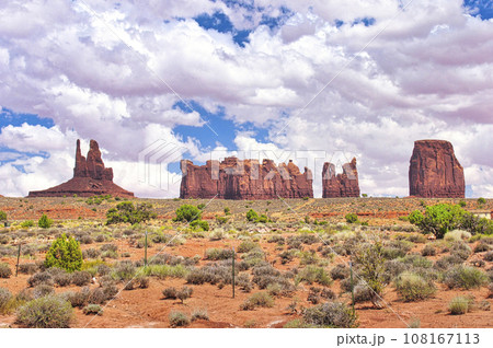 米国　モニュメントバレー　ビジターセンターからビュートの風景 108167113