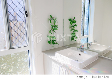 朝日のあたる清潔感のある洗面所 朝日のあたる清潔感のある洗面所 108167126