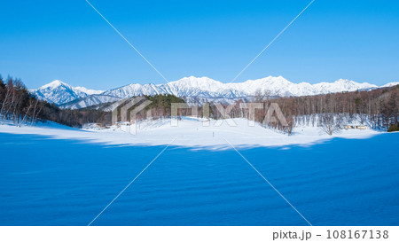 中山高原から望む冬の北アルプス 108167138