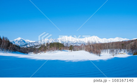 中山高原から望む冬の北アルプス 108167140