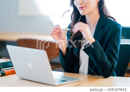 パソコンに向かう若いビジネスウーマン 108167642