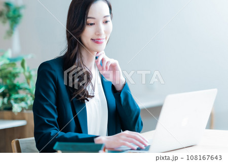 パソコンに向かう若いビジネスウーマン パソコンに向かう若いビジネスウーマン 108167643